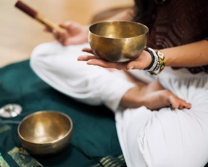 Foto de una persona tocando un cuenco tibetano