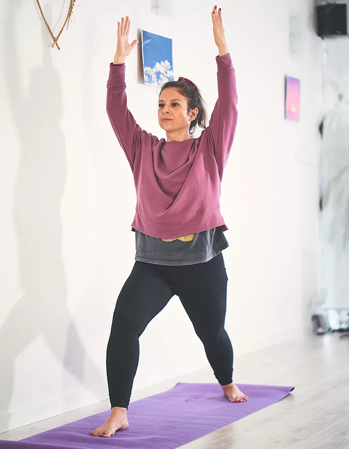 foto de una mujer haciendo un asana