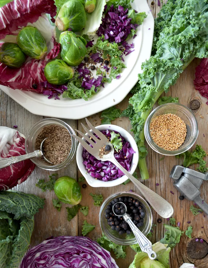 imagen cenital de una mesa con varios platos de verduras