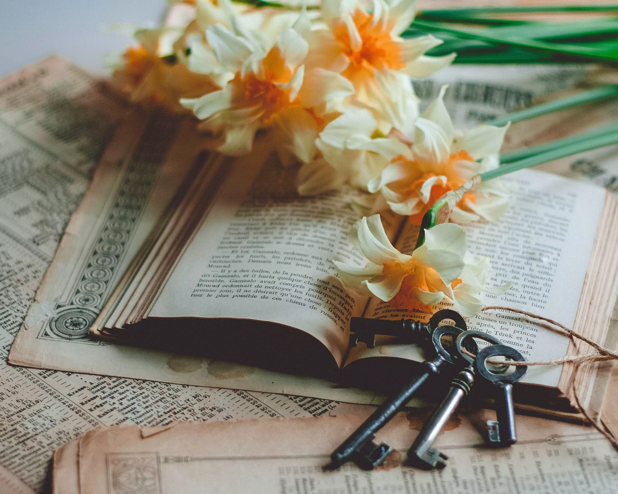imagen de flores y llaves sobre un libro